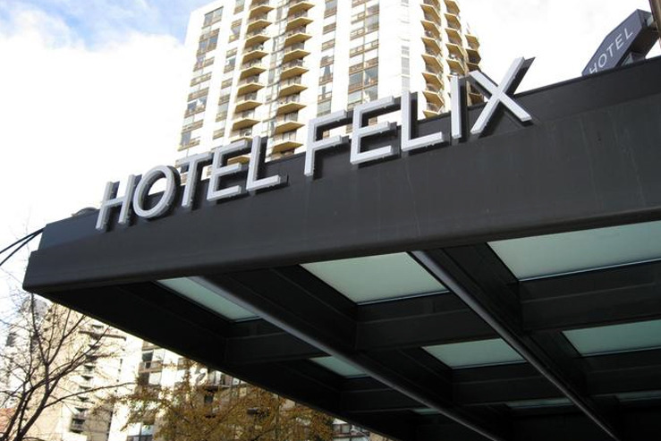 Hotel Felix Chicago Enterance